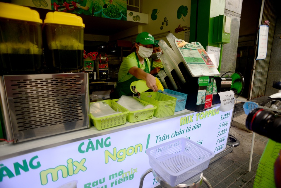 Đưa tiền cho khách bằng gậy tự chế.jpg Đưa tiền cho khách bằng gậy tự chế.jpg