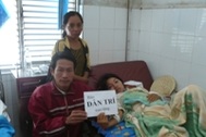 Trao quà cho “bà bầu” dũng cảm cứu người 