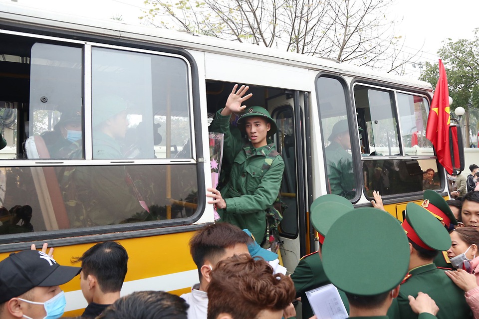 Đo thân nhiệt, phát khẩu trang tại lễ giao nhận quân giữa mùa dịch corona - 17 Đo thân nhiệt, phát khẩu trang tại lễ giao nhận quân giữa mùa dịch corona - 17