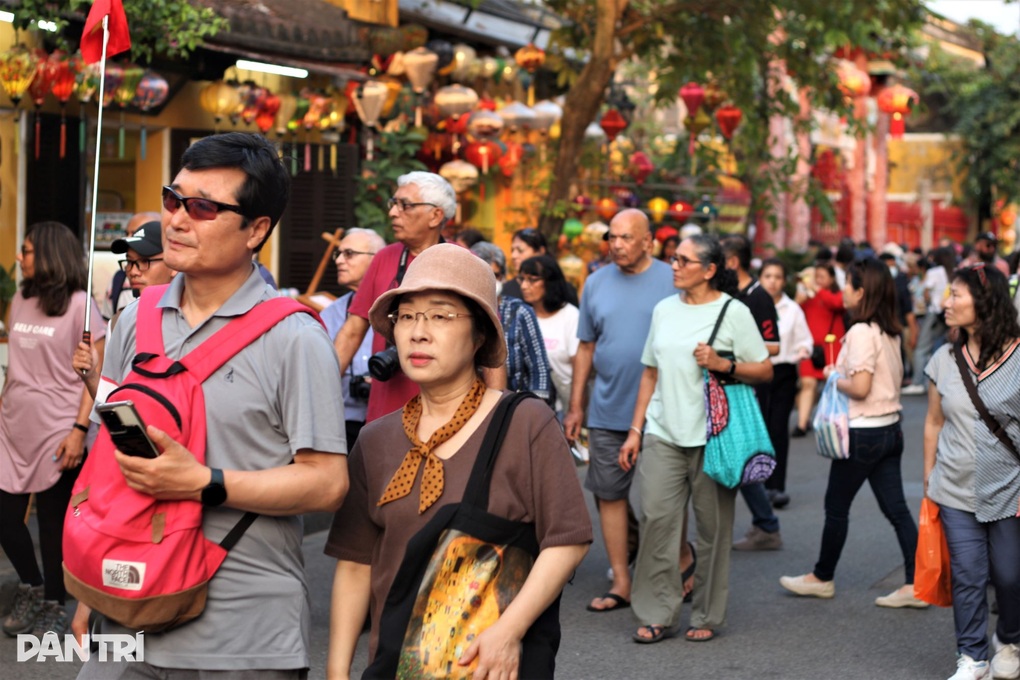 Khách Tây thích thú dạo phố cổ, đón Valentine ở Hội An - 1
