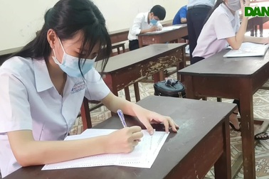 10 thí sinh Thừa Thiên Huế thi đợt 2 làm thủ tục dự thi