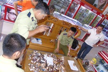 Thu giữ hơn 1.000 đồng hồ giả nhãn hiệu Thụy Sĩ