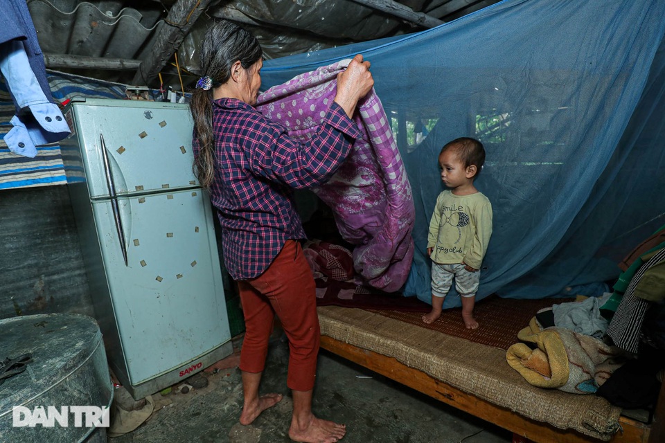 Nỗi đau của bà mẹ 14 con ở Hà Nội: Chồng mất, con đứa bệnh tật, đứa tù tội - 2 Nỗi đau của bà mẹ 14 con ở Hà Nội: Chồng mất, con đứa bệnh tật, đứa tù tội - 2