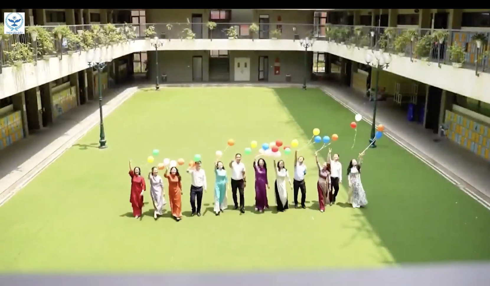 សិស្សសរសេរស្គ្រីបផ្ទាល់ខ្លួននិងធ្វើភាពយន្តអំពីគ្រូរបស់ខ្លួនគ្មាននរណាបាត់ខ្លួនឡើយ - ១ Học sinh tự lên kịch bản, làm phim về thầy cô không thiếu một ai - 1