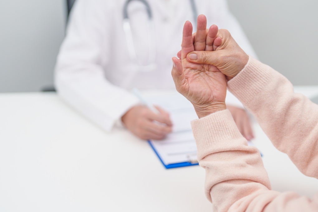 Đừng xem nhẹ dấu hiệu run tay: Nhận biết sớm Parkinson để giữ gìn chất lượng sống - 1 Đừng xem nhẹ dấu hiệu run tay: Nhận biết sớm Parkinson để giữ gìn chất lượng sống - 1