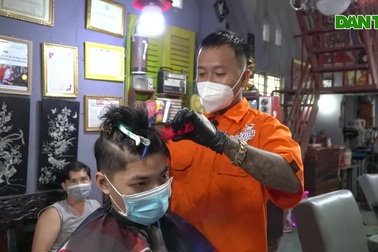 Tiệm cắt tóc, gội đầu trống vắng lặng nhưng thực tế làm không xuể