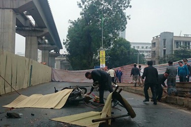 Rơi thanh sắt tại công trường đường sắt trên cao, người đi đường tử vong