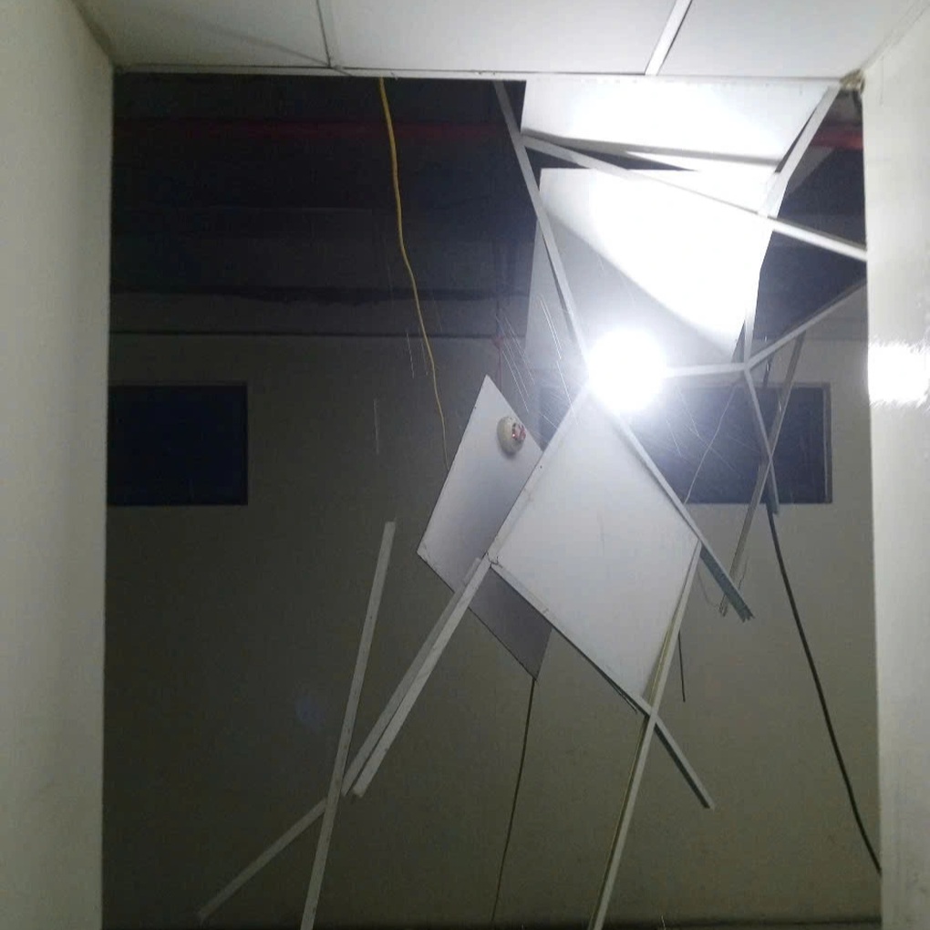 Nhiều cây xanh bật gốc, hàng rào tôn đổ đè ô tô trong cơn dông gió ở Hà Nội - 6 Nhiều cây xanh bật gốc, hàng rào tôn đổ đè ô tô trong cơn dông gió ở Hà Nội - 6
