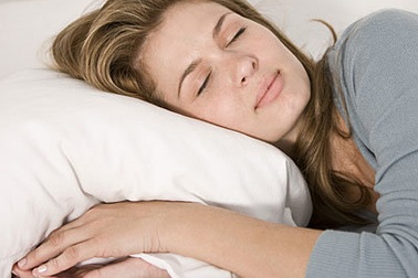 Tại sao ngủ nghiêng "tiếp tay" cho nếp nhăn?