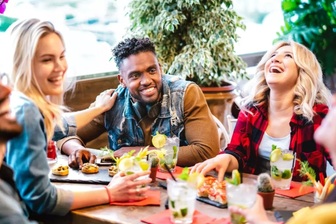 Bàn ăn chung: Khi nỗi cô đơn của gen Z thành "mỏ vàng" cho ngành F&B