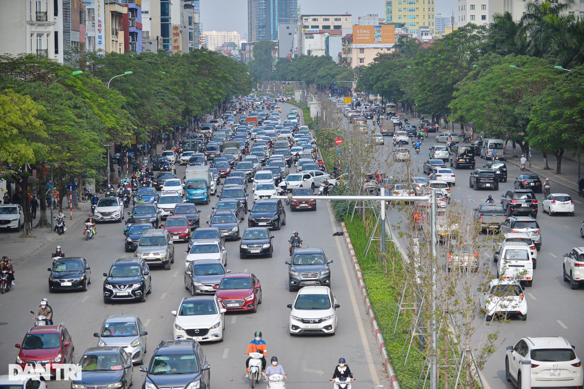 Hàng vạn người rời Hà Nội về quê trong ngày làm việc cuối cùng năm Tân Sửu - 10 Hàng vạn người rời Hà Nội về quê trong ngày làm việc cuối cùng năm Tân Sửu - 10