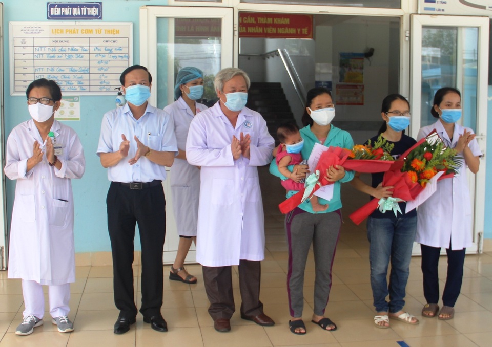 Quảng Trị: Hai bệnh nhân Covid-19 đầu tiên xuất viện sau 7 lần âm tính - 1 Quảng Trị: Hai bệnh nhân Covid-19 đầu tiên xuất viện sau 7 lần âm tính - 1
