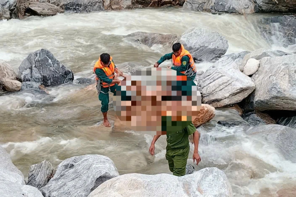 Nhóm trẻ đi tắm suối bị nước cuốn trôi, một em tử vong, một em mất tích - 1