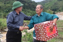 Phó Thủ tướng Hồ Quốc Dũng kiểm tra điểm sạt lở, thăm người dân bị cô lập