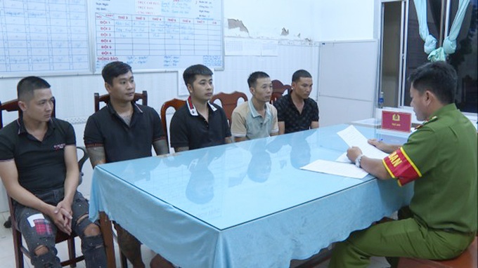 Các đối tượng cho vay nặng lãi tại cơ quan Công an.