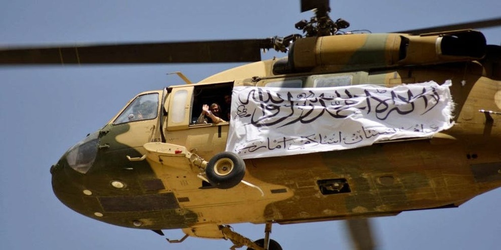 Taliban diễu hành khoe chiến lợi phẩm vũ khí Mỹ - 2 Taliban diễu hành khoe chiến lợi phẩm vũ khí Mỹ - 2