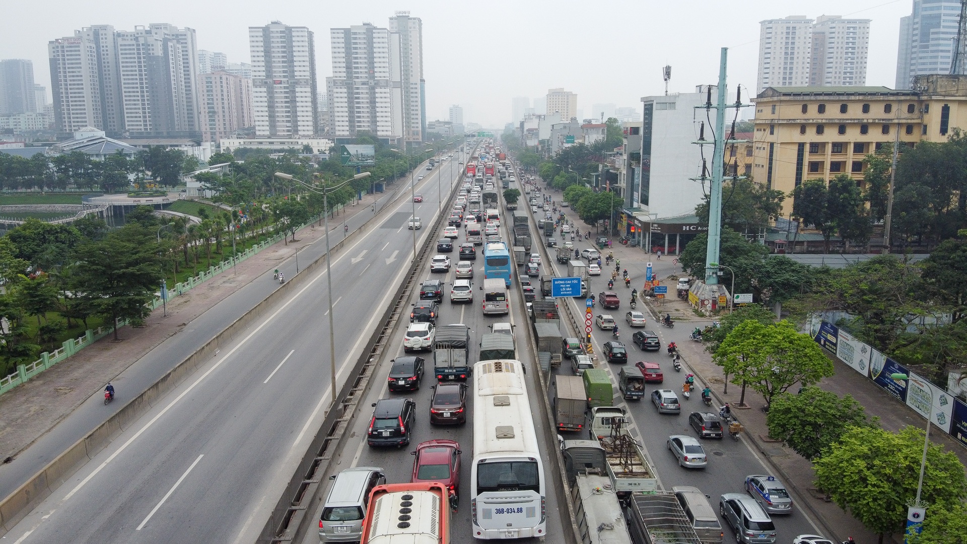 Hà Nội: Hình ảnh ô tô không lối thoát tại đường vành đai 3 trên cao - 14 Hà Nội: Hình ảnh ô tô không lối thoát tại đường vành đai 3 trên cao - 14