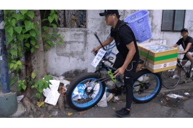 Chàng trai nhặt ve chai tặng người khó khăn ở TPHCM