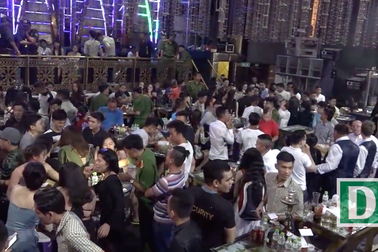 Công an đột kích quán bar sáng 2/9, dân chơi phi tang ma tuý