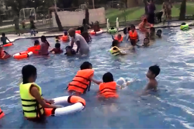 Bé trai 6 tuổi đuối nước tại bể bơi tư nhân
