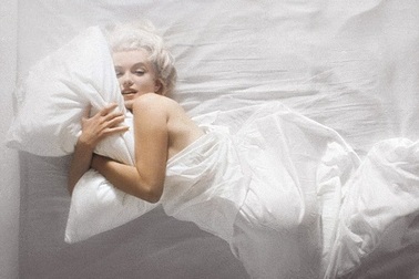 Kate Moss đọ vẻ gợi cảm với Marilyn Monroe 