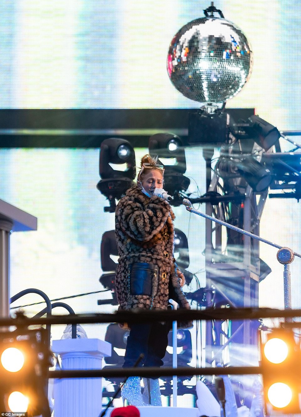 Jennifer Lopez trình diễn cuốn hút trong đêm giao thừa - 9 Jennifer Lopez trình diễn cuốn hút trong đêm giao thừa - 9