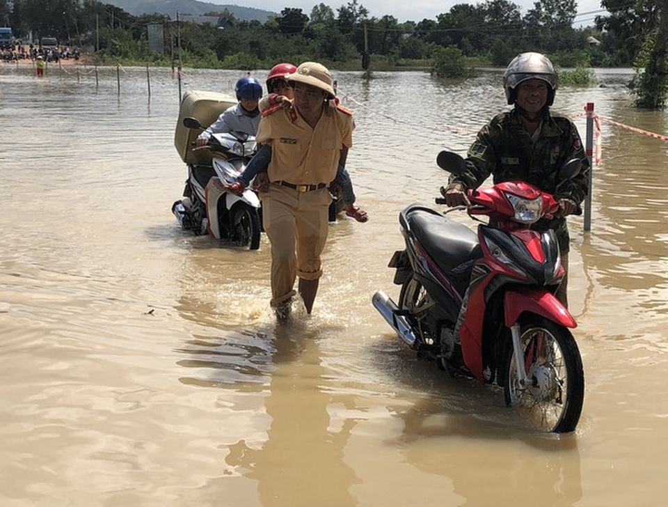 Di dời khẩn cấp hàng trăm hộ dân, nhiều tuyến đường bị chia cắt - 1 Di dời khẩn cấp hàng trăm hộ dân, nhiều tuyến đường bị chia cắt - 1