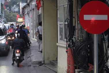 Hà Nội: Hàng trăm xe máy "vô tư" đi vào đường cấm cắm biển một chiều