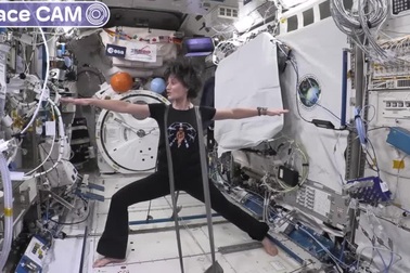 Phi hành gia tập luyện yoga như thế nào trong môi trường không trọng lực?