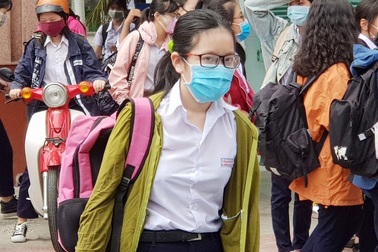 Không chia lớp, không sử dụng trang phục có tấm chắn giọt bắn trong lớp học