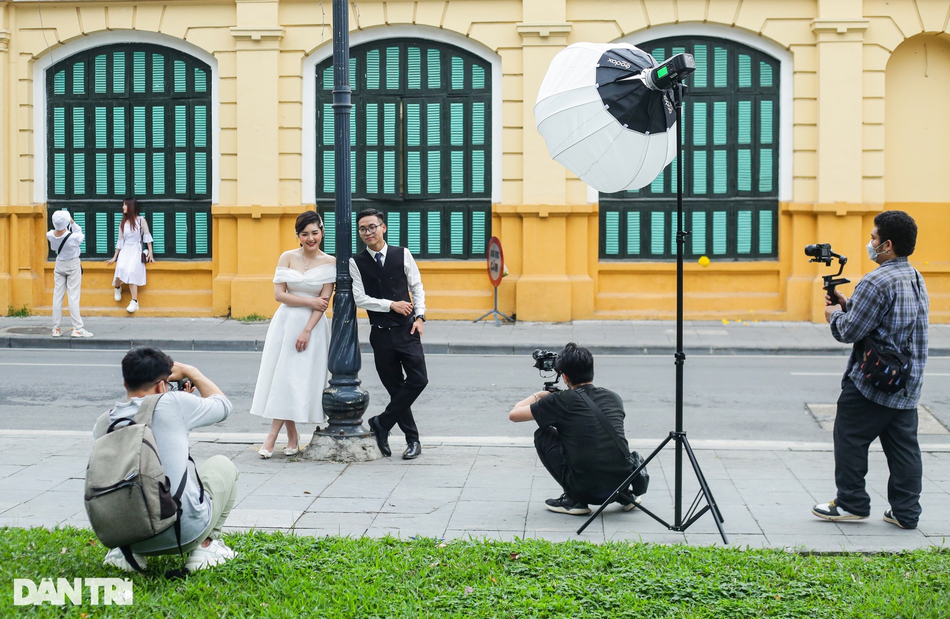 Phố đi bộ quanh hồ Gươm đông vui, thanh bình như chưa từng có dịch Covid-19 - 2 Phố đi bộ quanh hồ Gươm đông vui, thanh bình như chưa từng có dịch Covid-19 - 2