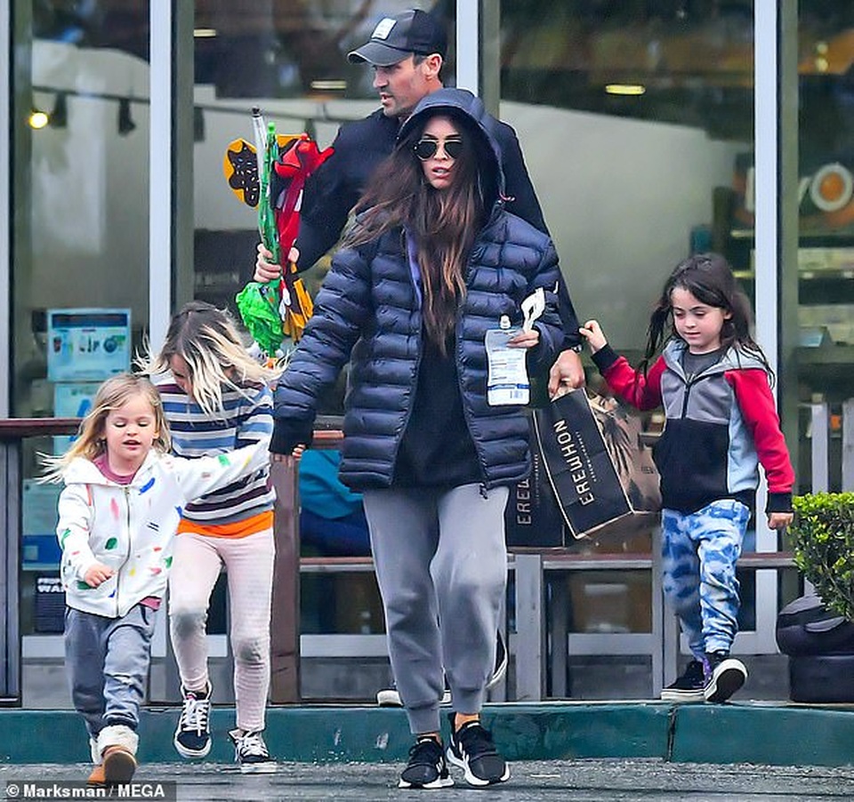 Megan Fox xinh đẹp đưa con đi siêu thị - 1 Megan Fox xinh đẹp đưa con đi siêu thị - 1