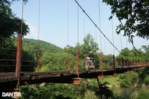 Cầu treo xuống cấp nghiêm trọng, dân mỏi mòn chờ cầu mới