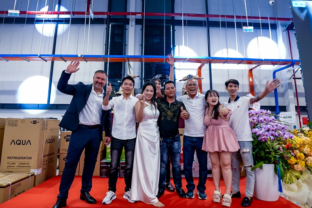 Ăn tiệc tất niên, người đàn ông ở TPHCM trúng thưởng xe ô tô - 2 Ăn tiệc tất niên, người đàn ông ở TPHCM trúng thưởng xe ô tô - 2