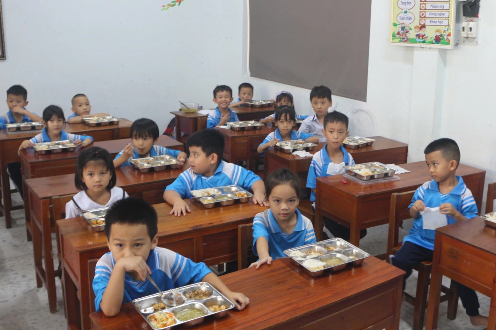 Lập đoàn kiểm tra các bếp ăn trường học sau vụ 40 học sinh nhập viện - 1