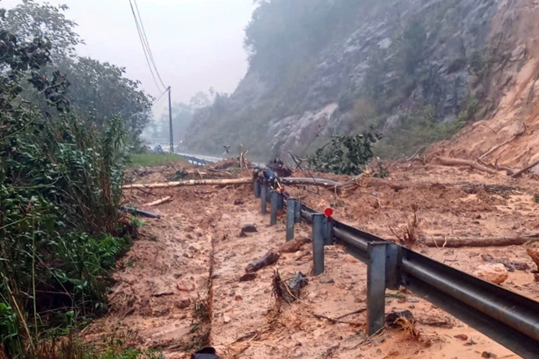 Sạt lở nghiêm trọng ở đèo Khánh Lê, quốc lộ nối Nha Trang - Đà Lạt tê liệt - 2