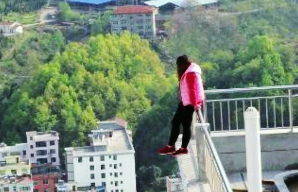 Người phụ nữ đòi nhảy khỏi tòa nhà vì chồng quên mua quà sinh nhật - 1