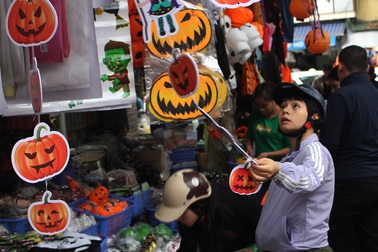 Muôn kiểu móc ví, bòn tiền của "thượng đế" trong dịp lễ Halloween