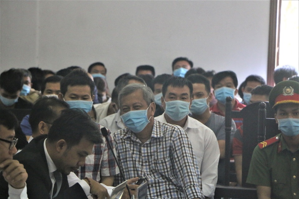 Đại gia Trịnh Sướng cười tươi tiết lộ công thức chế tạo xăng giả - 1 Đại gia Trịnh Sướng cười tươi tiết lộ công thức chế tạo xăng giả - 1