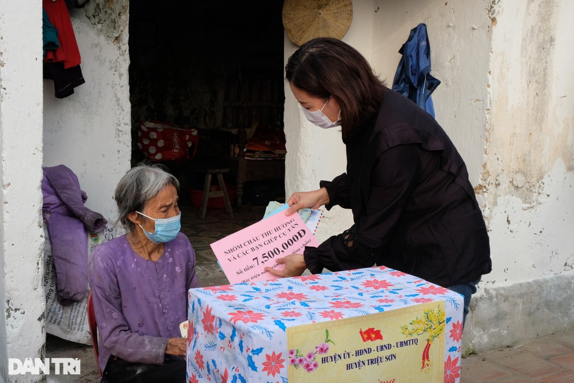 Niềm vui ngày giáp Tết của người mẹ 90 tuổi nuôi hai con thần kinh - 4 Niềm vui ngày giáp Tết của người mẹ 90 tuổi nuôi hai con thần kinh - 4