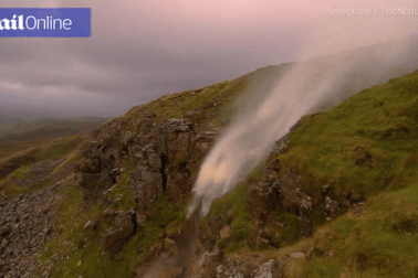 Thác nước chảy ngược lên trời từ vách đá