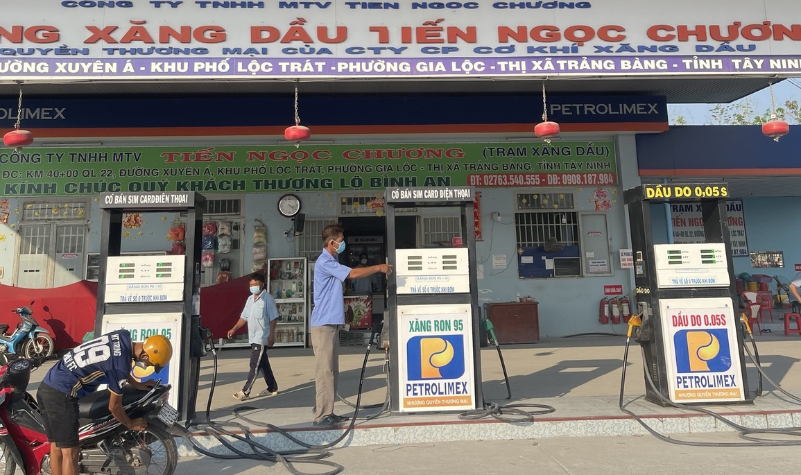 Chỉ bán 300.000 đồng xăng dù khách muốn mua 1 triệu đồng, cửa hàng ăn phạt - 1 Chỉ bán 300.000 đồng xăng dù khách muốn mua 1 triệu đồng, cửa hàng ăn phạt - 1