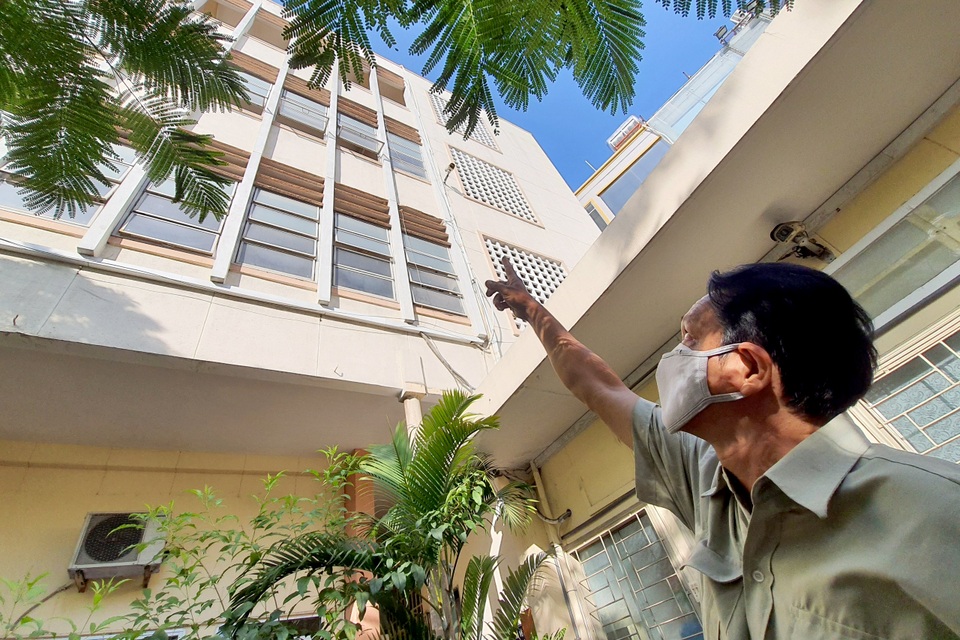 Bảo vệ trường học kể giây phút cứu nữ sinh lơ lửng ngoài lan can - 1 Bảo vệ trường học kể giây phút cứu nữ sinh lơ lửng ngoài lan can - 1