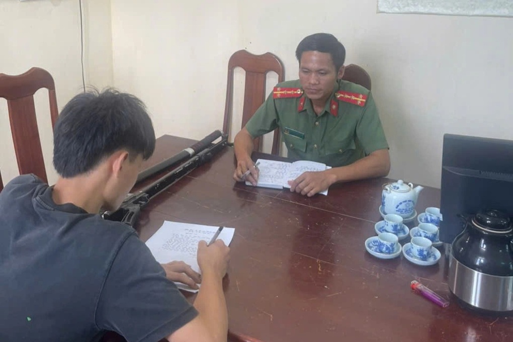 Thanh niên khoe ảnh kiếm Nhật trên mạng để ra oai - 1 Thanh niên khoe ảnh kiếm Nhật trên mạng để ra oai - 1