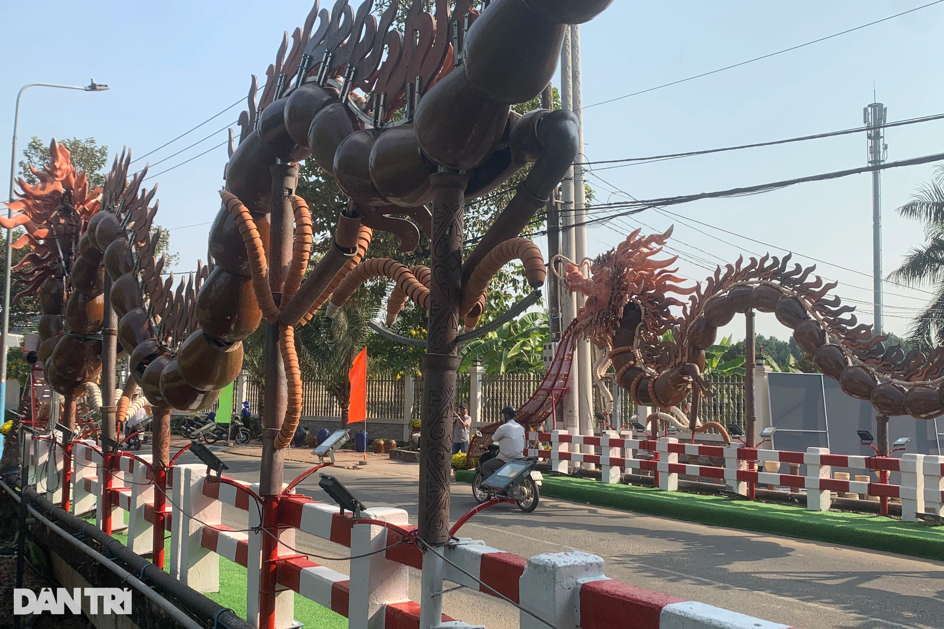 Hai linh vật rồng làm từ những chiếc lu gây sốt mạng xã hội ở Bình Dương - 9 Hai linh vật rồng làm từ những chiếc lu gây sốt mạng xã hội ở Bình Dương - 9