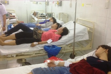 Khoảng 100 công nhân nhập viện sau bữa ăn tăng ca chiều