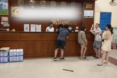 Danh tính người đàn ông cầm dao đuổi du khách tại khách sạn Mộc Châu