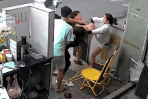 Người phụ nữ ở TPHCM bị nhóm người hành hung