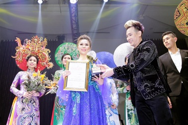 Dàn siêu xe hộ tống CEO Kristine Thảo Lâm đến sự kiện