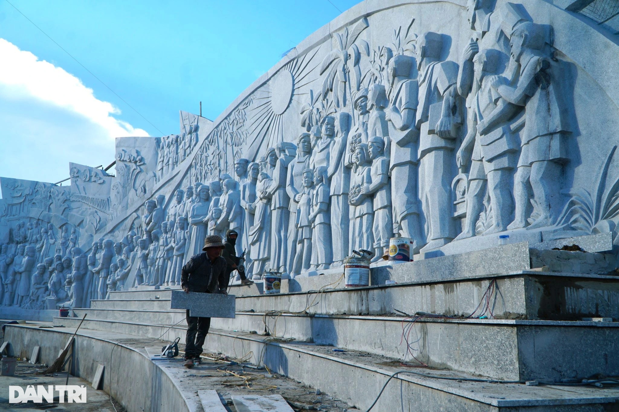 View - Ngắm tượng đài "Con tàu tập kết ra Bắc" sắp hoàn thiện | Báo Dân trí